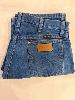2 for 1! Wrangler denim jeans in blue with tan stitching